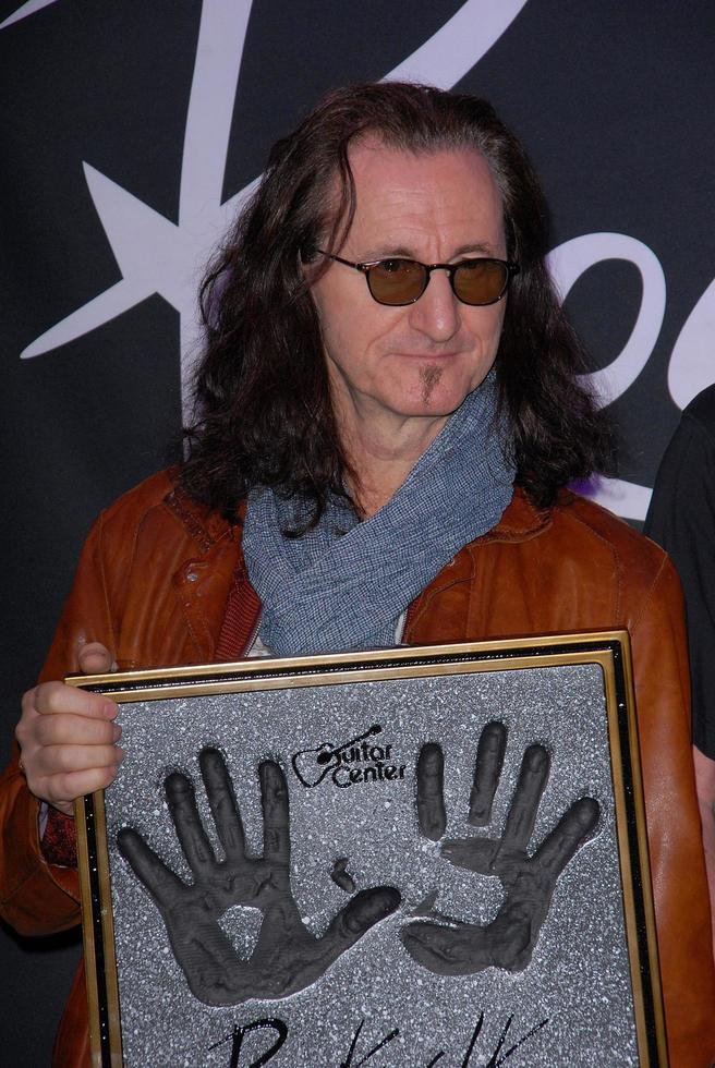 los angeles, 20 de noviembre - geddy lee de rush en la ceremonia donde rush es incluido en el rockwalk del guitar center en el guitar center el 20 de noviembre de 2012 en los angeles, ca foto