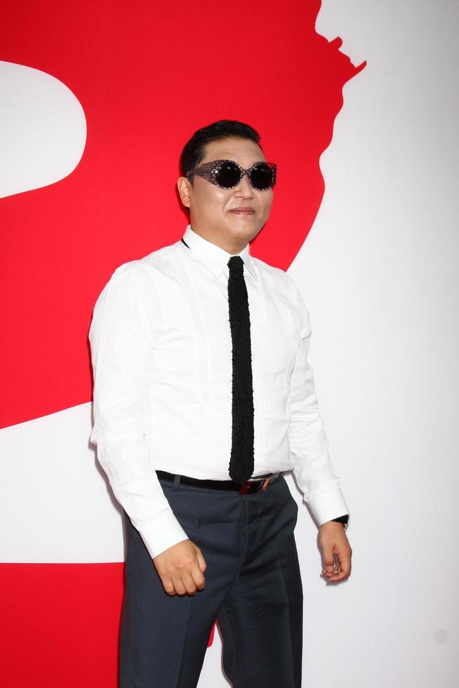 los angeles, 11 de julio - psy llega al estreno de red 2 en el teatro del pueblo el 11 de julio de 2013 en westwood, ca foto