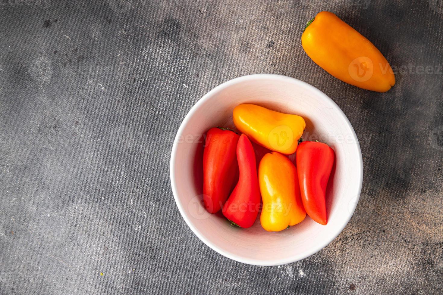 pimiento pequeño vegetal fresco saludable comida comida bocadillo dieta en la mesa espacio de copia fondo de comida rústico vista superior ceto o dieta paleo vegetariana comida vegana o vegetariana foto