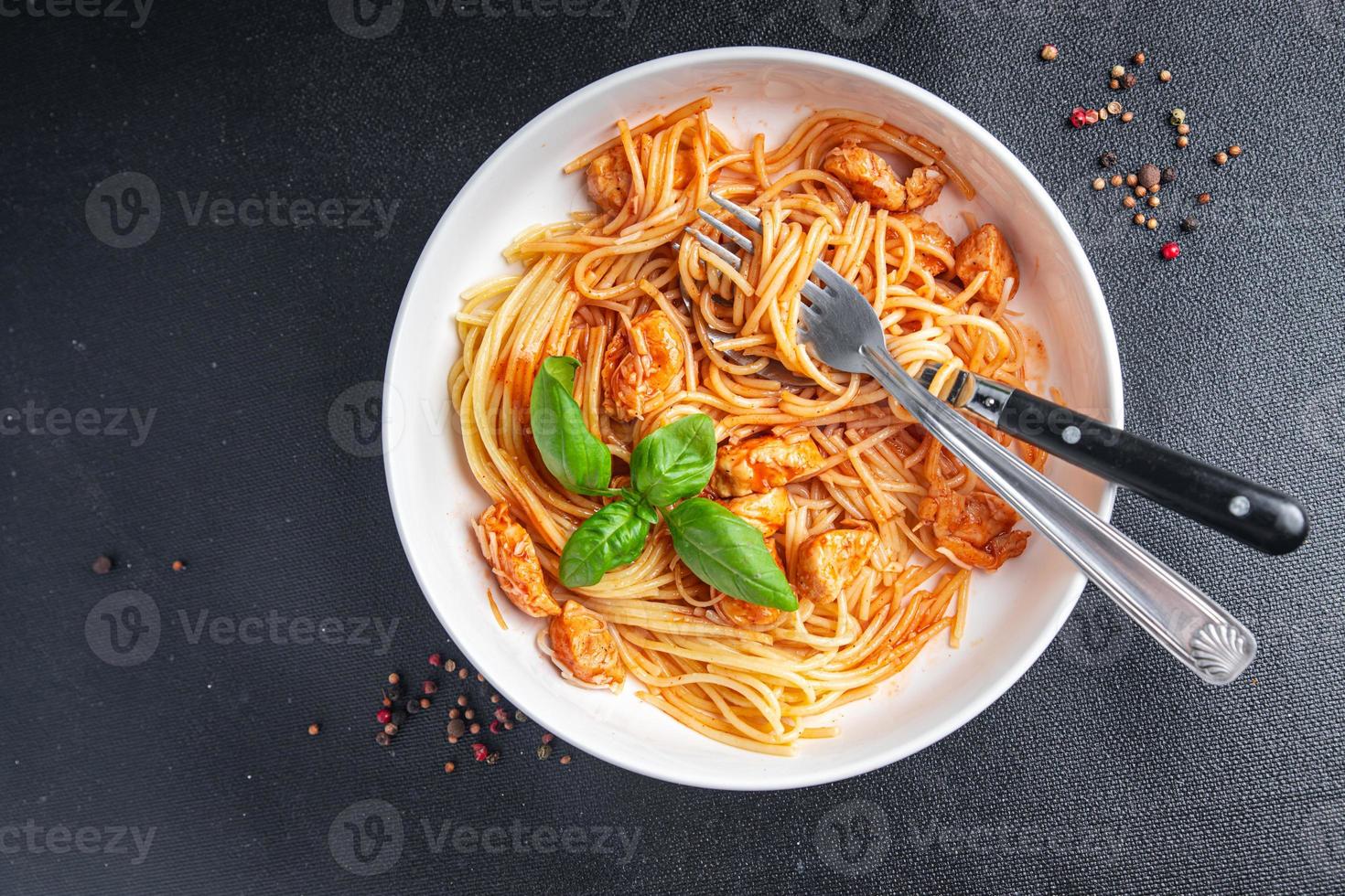 espagueti pasta pollo salsa de tomate comida fresca y saludable comida merienda dieta en la mesa espacio de copia fondo de comida vista superior rústica foto