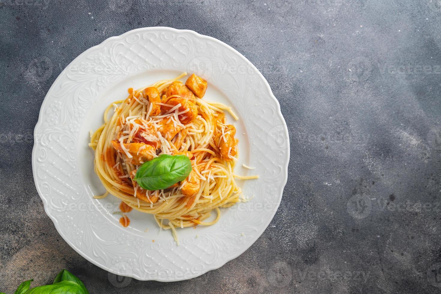 pasta espagueti salsa de tomate carne de pollo comida fresca y saludable comida merienda dieta en la mesa espacio de copia fondo de comida foto