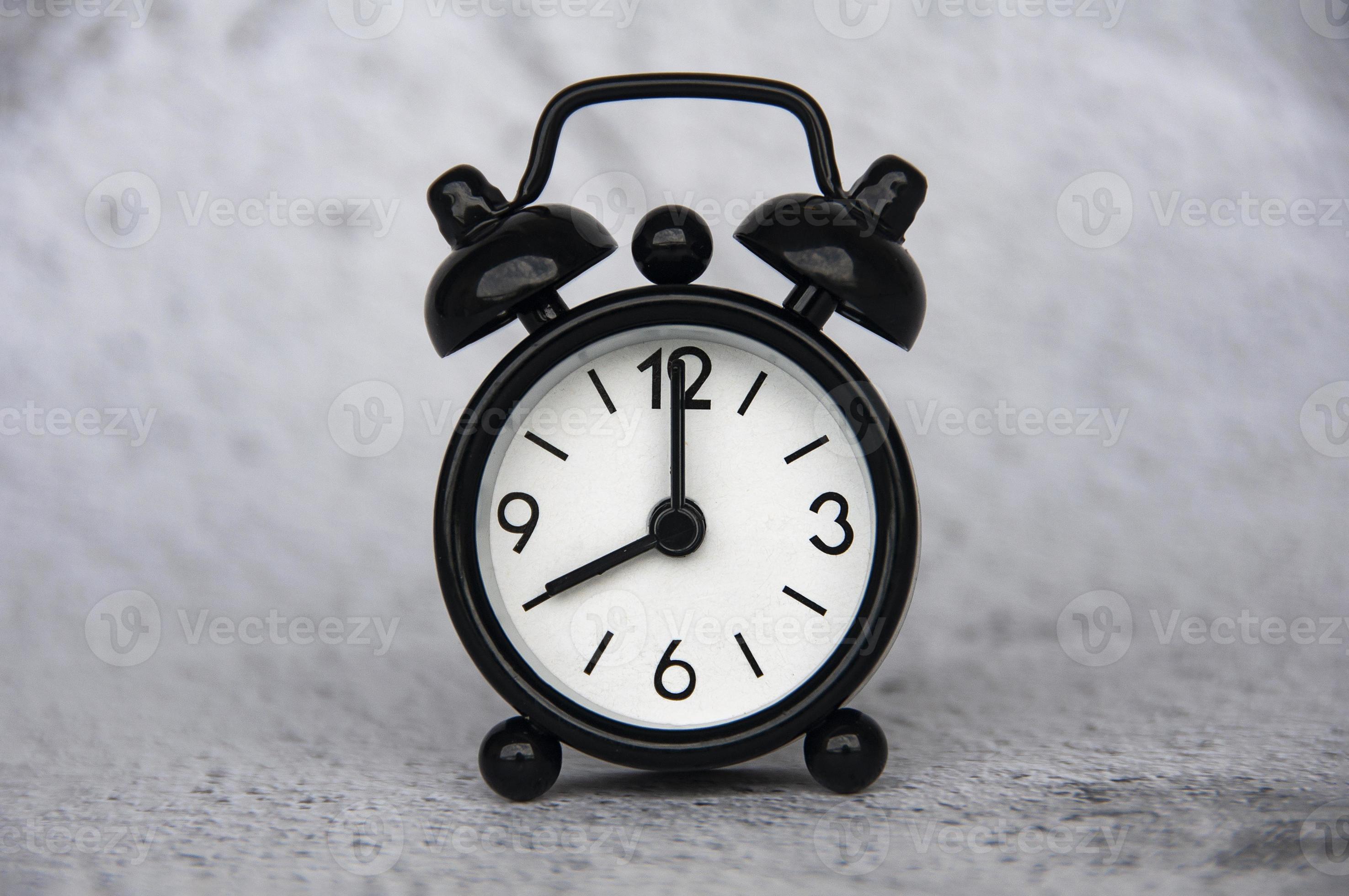 Alarm clock pointing at 8 o'clock with customizable space for ideas or