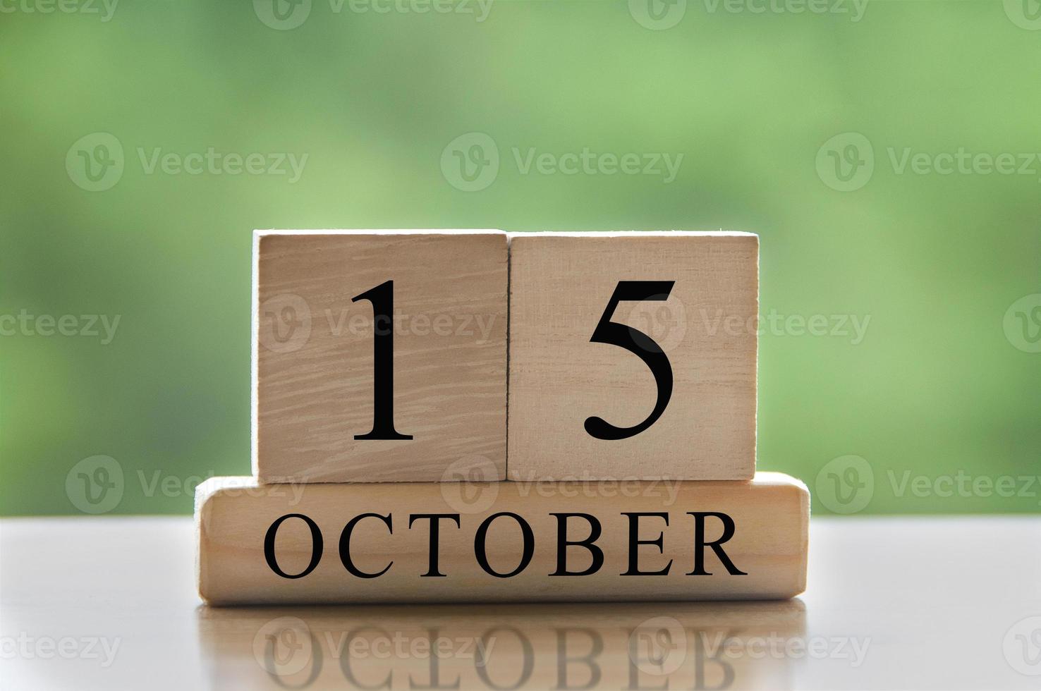 15 de octubre texto de fecha de calendario en bloques de madera con espacio de copia para ideas. copie el espacio y el concepto de calendario foto