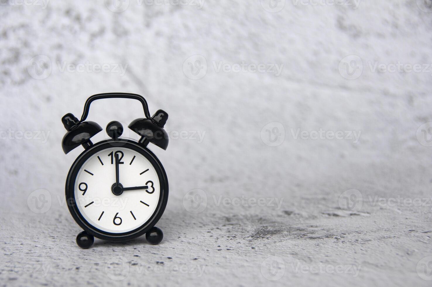 Alarm clock pointing at 3 o'clock with customizable space for ideas or text. Copy space. photo