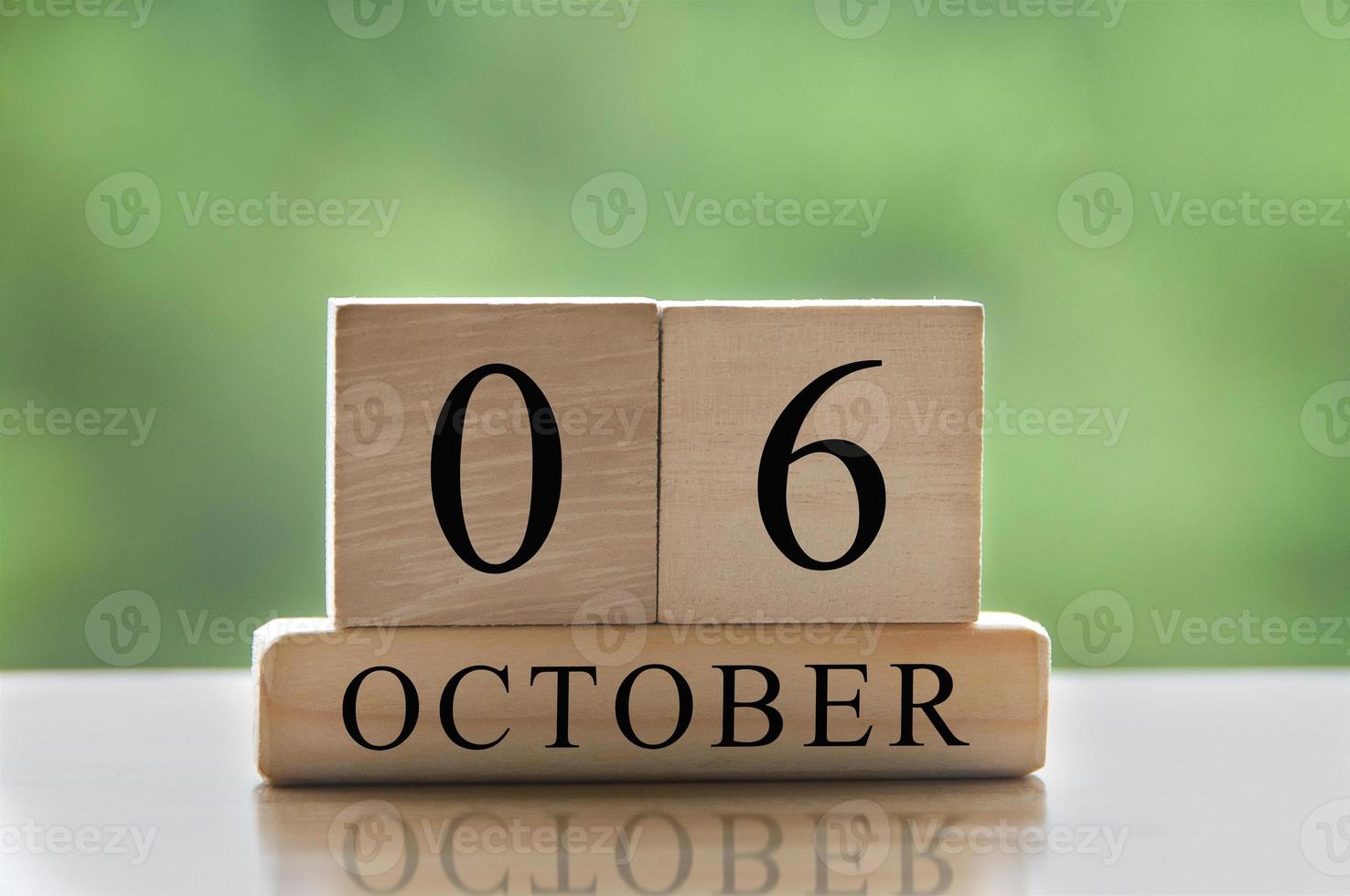 Texto de la fecha del calendario del 6 de octubre en bloques de madera con espacio de copia para ideas. copie el espacio y el concepto de calendario foto