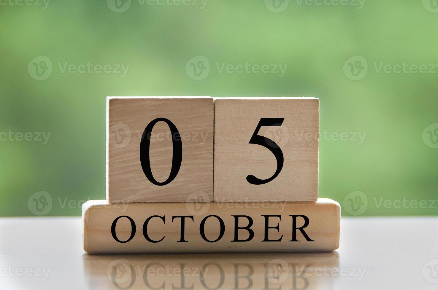 Texto de la fecha del calendario del 5 de octubre en bloques de madera con espacio de copia para ideas. copie el espacio y el concepto de calendario foto