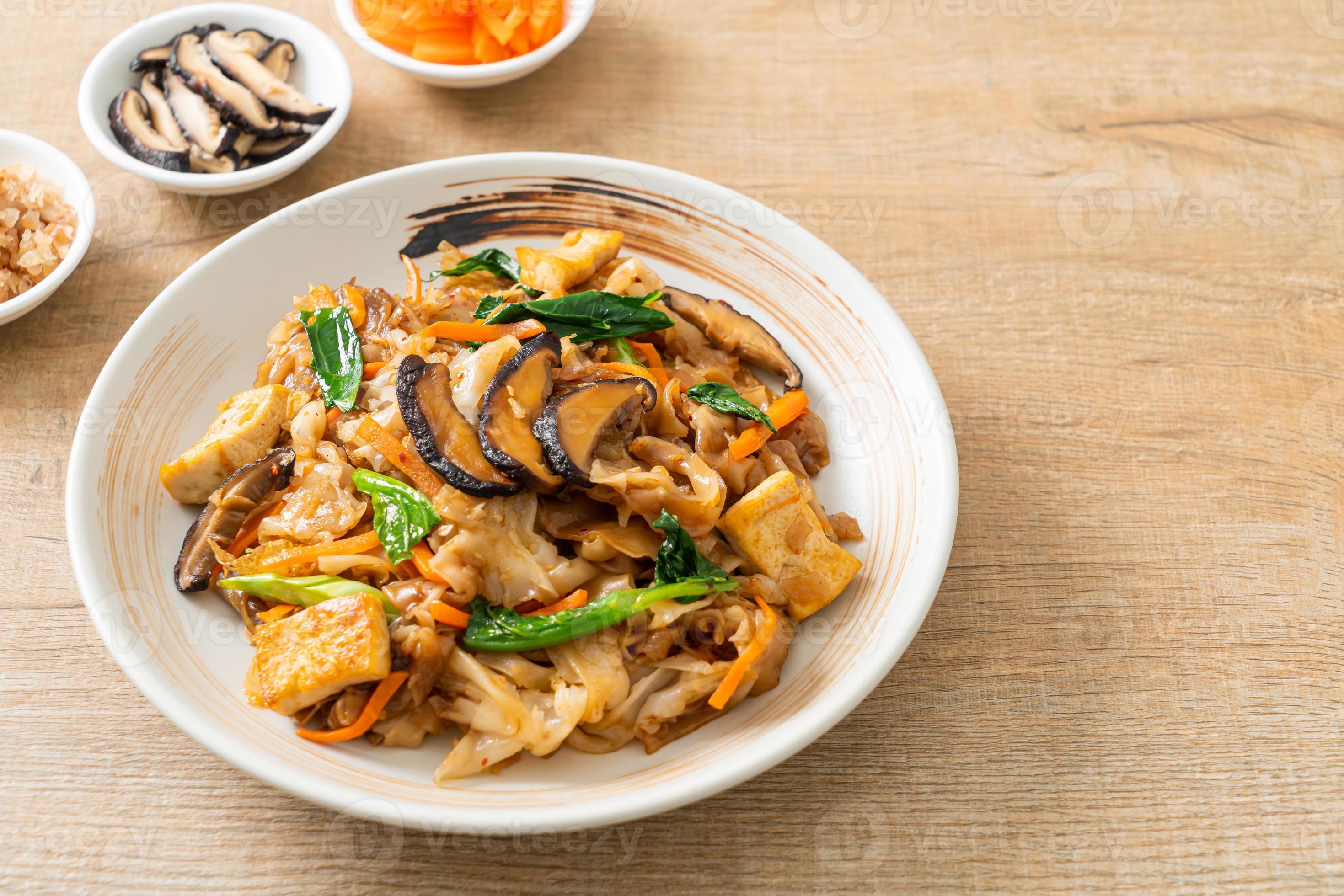 stir-fried noodles with tofu and vegetables 9532798 Stock Photo at Vecteezy
