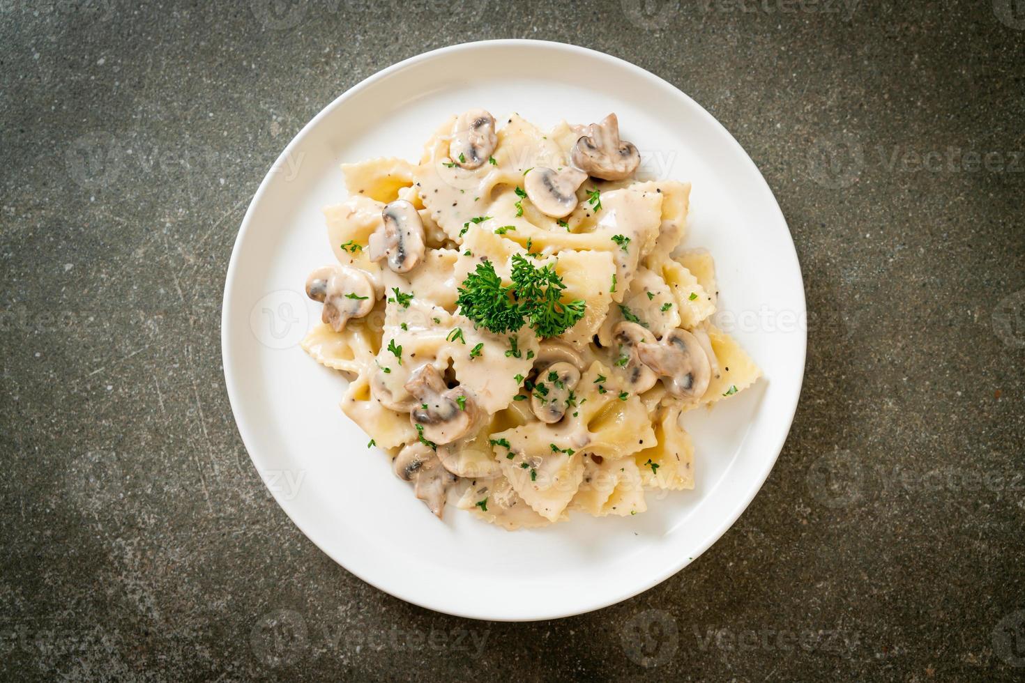 pasta farfalle con salsa de crema blanca de champiñones foto