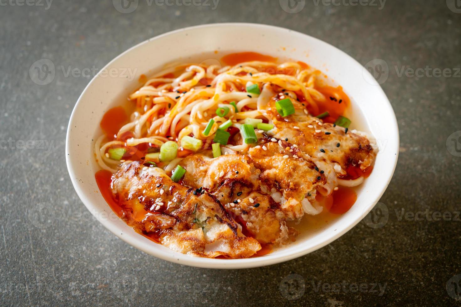 fideos ramen con gyoza o albóndigas de cerdo foto