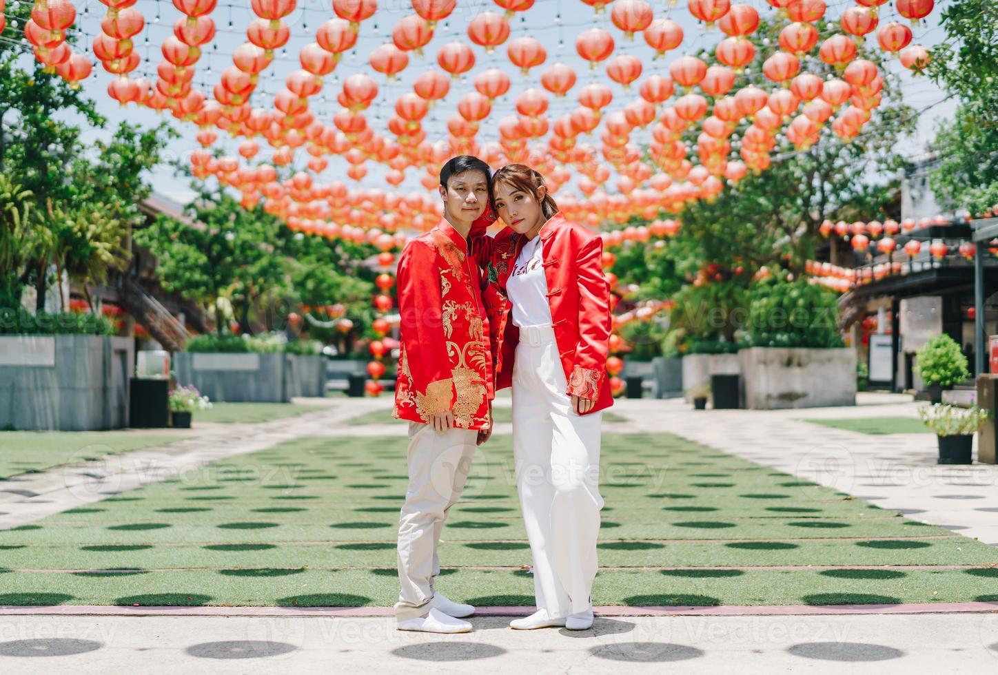 feliz joven pareja asiática en vestidos tradicionales chinos foto