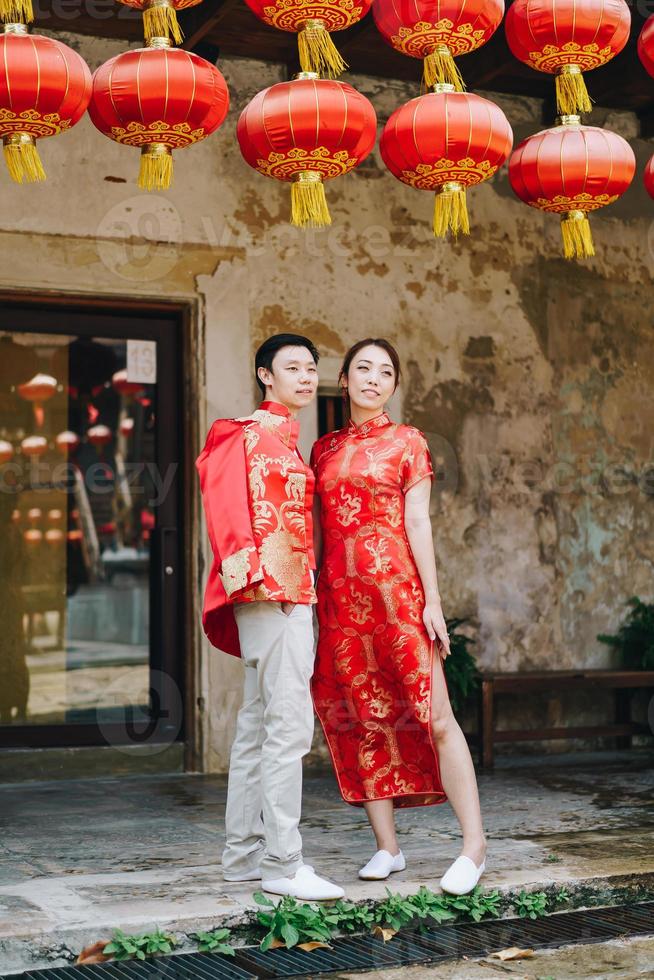 feliz joven pareja asiática en vestidos tradicionales chinos foto