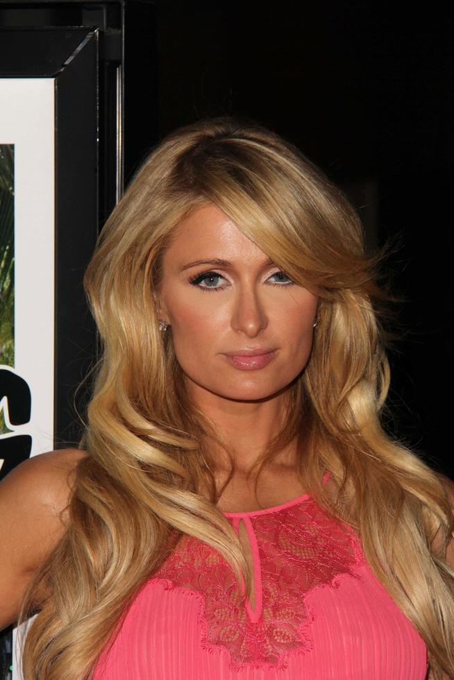 los angeles, 4 de junio - paris hilton llega al estreno de the bling ring los angeles en el teatro dga el 4 de junio de 2013 en los angeles, ca foto