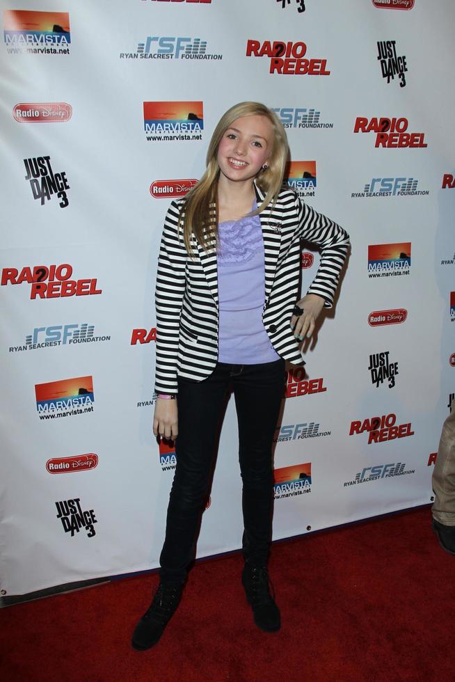 los angeles, 15 de febrero - peyton list llega al estreno del telefilme radio rebel en el estadio amc citywalk 19 el 15 de febrero de 2012 en los angeles, ca foto