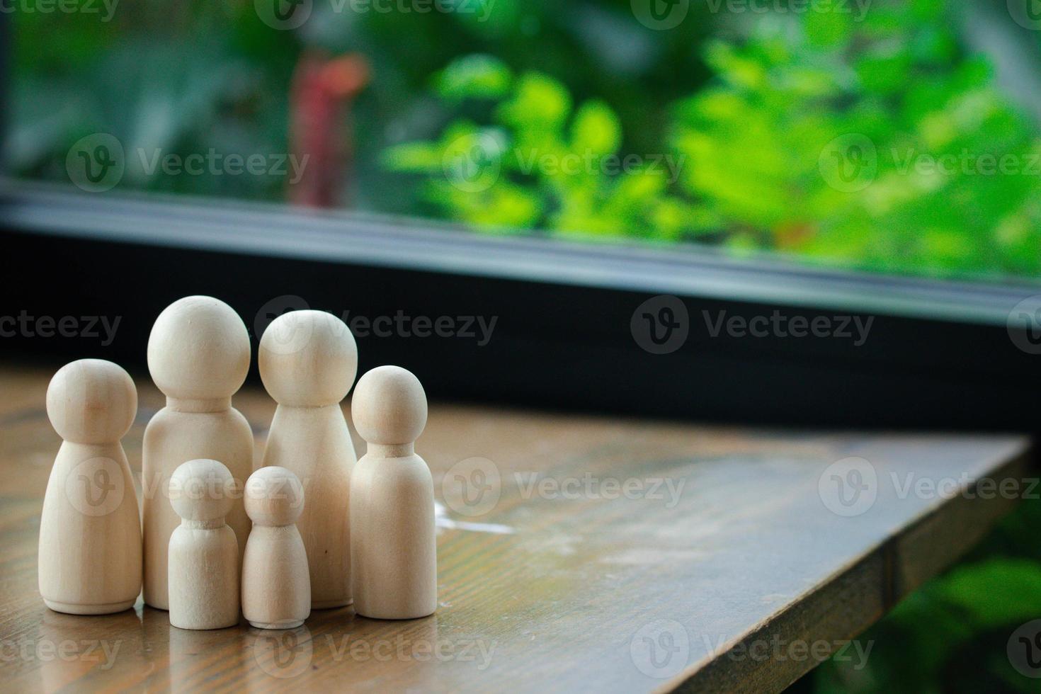 figuras de madera de miembros de la familia, símbolo de relación familiar, familia feliz foto