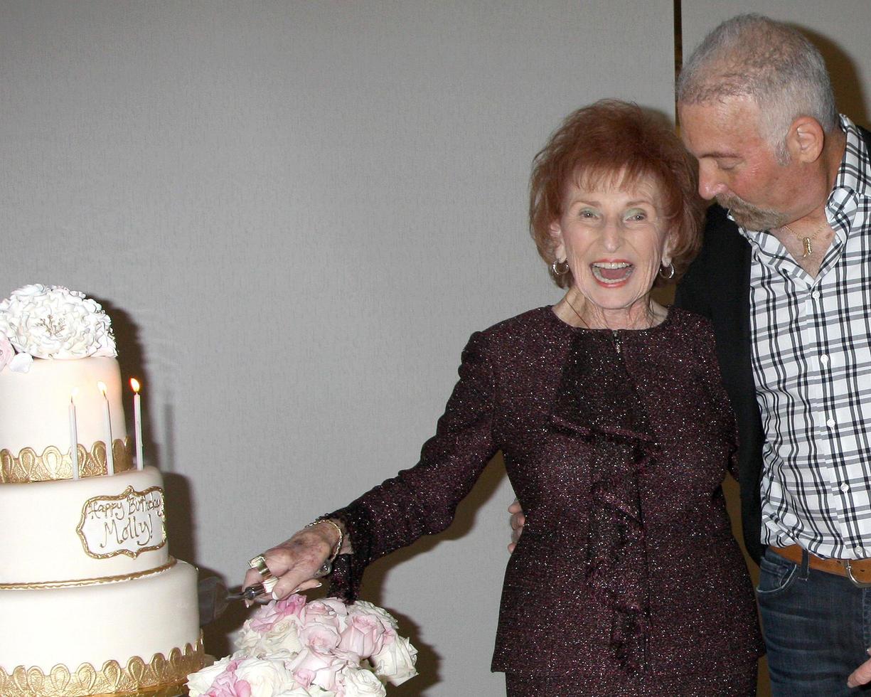 los angeles, 23 de noviembre - en la fiesta de cumpleaños número 90 de molly wolveck en el salón de baile brandview el 23 de noviembre de 2014 en glendale, ca foto