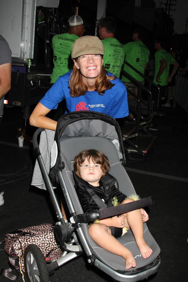 los angeles, 1 de oct - michelle staffrod y su hija llegando a la luz la noche hollywood walk 2011 en los estudios sunset gower el 1 de octubre de 2011 en los angeles, ca foto