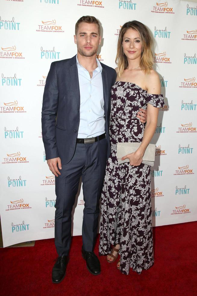 LOS ANGELES, JUL 27 - Dustin Mulligan, Amanda Crew at the Raising the Bar to End Parkinson s Event at the Laurel Point on July 27, 2016 in Studio City, CA photo