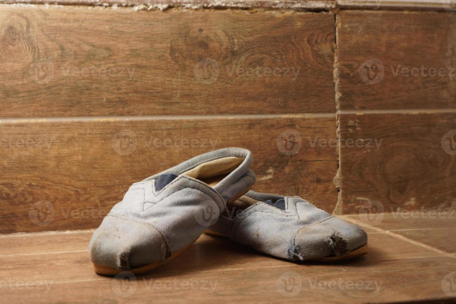 zapatos de niño viejos y sucios foto