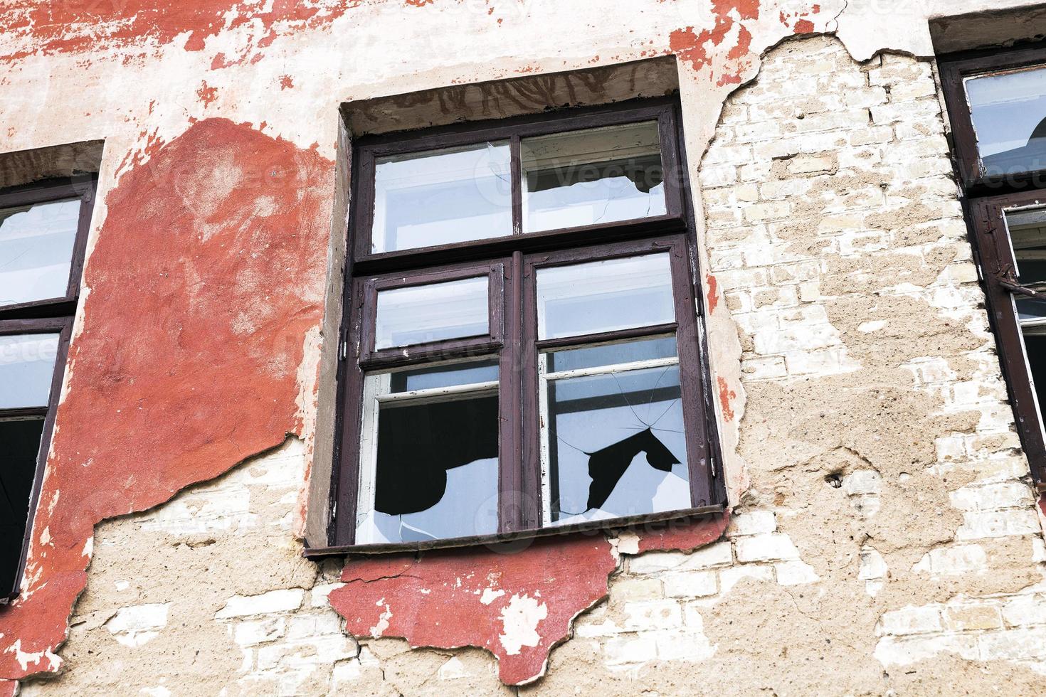 ventanas en un edificio abandonado foto