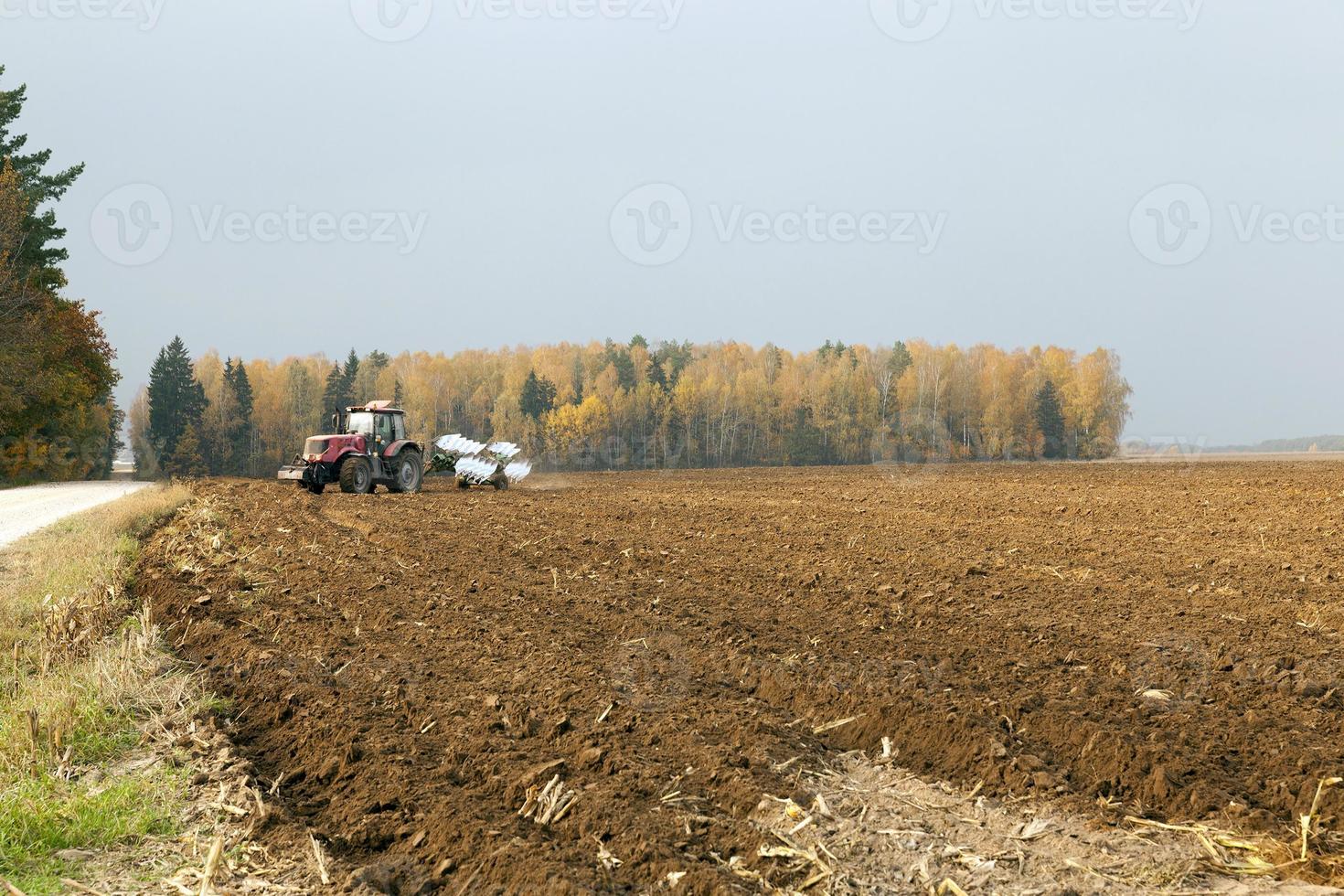 campo arado por un tractor foto