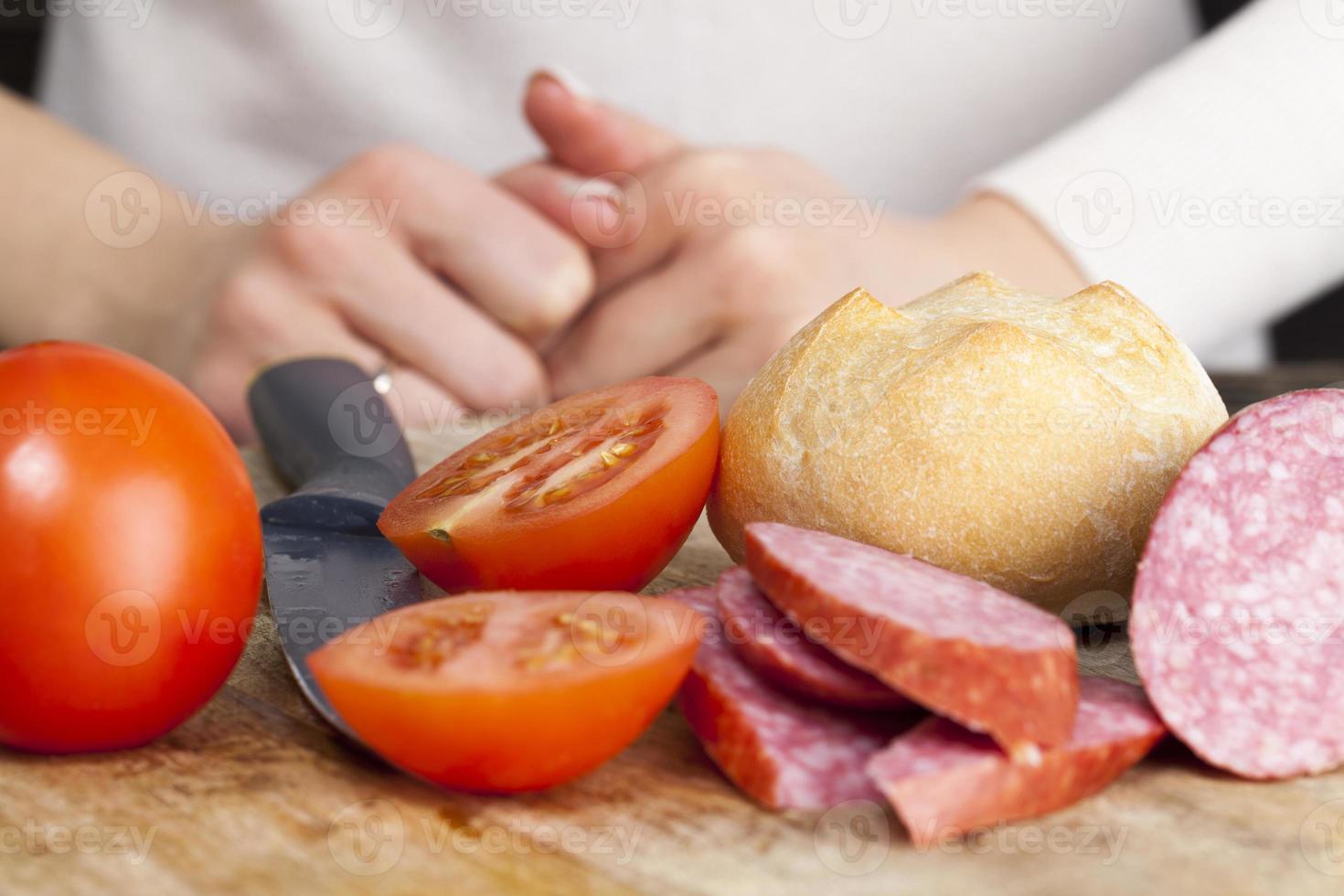 la mujer está preparada en casa foto