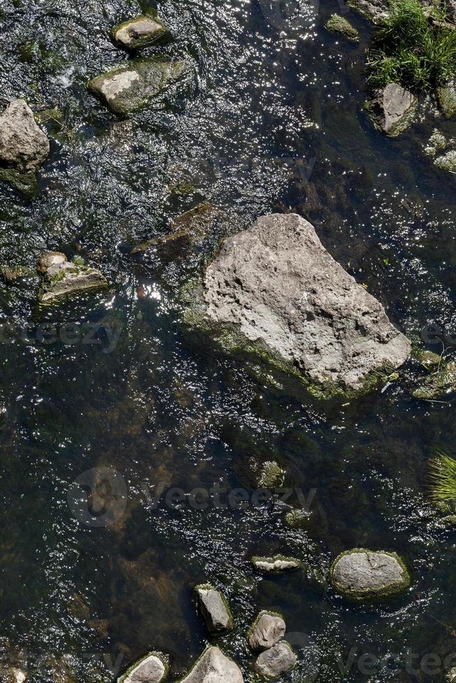 pequeño río de cerca foto