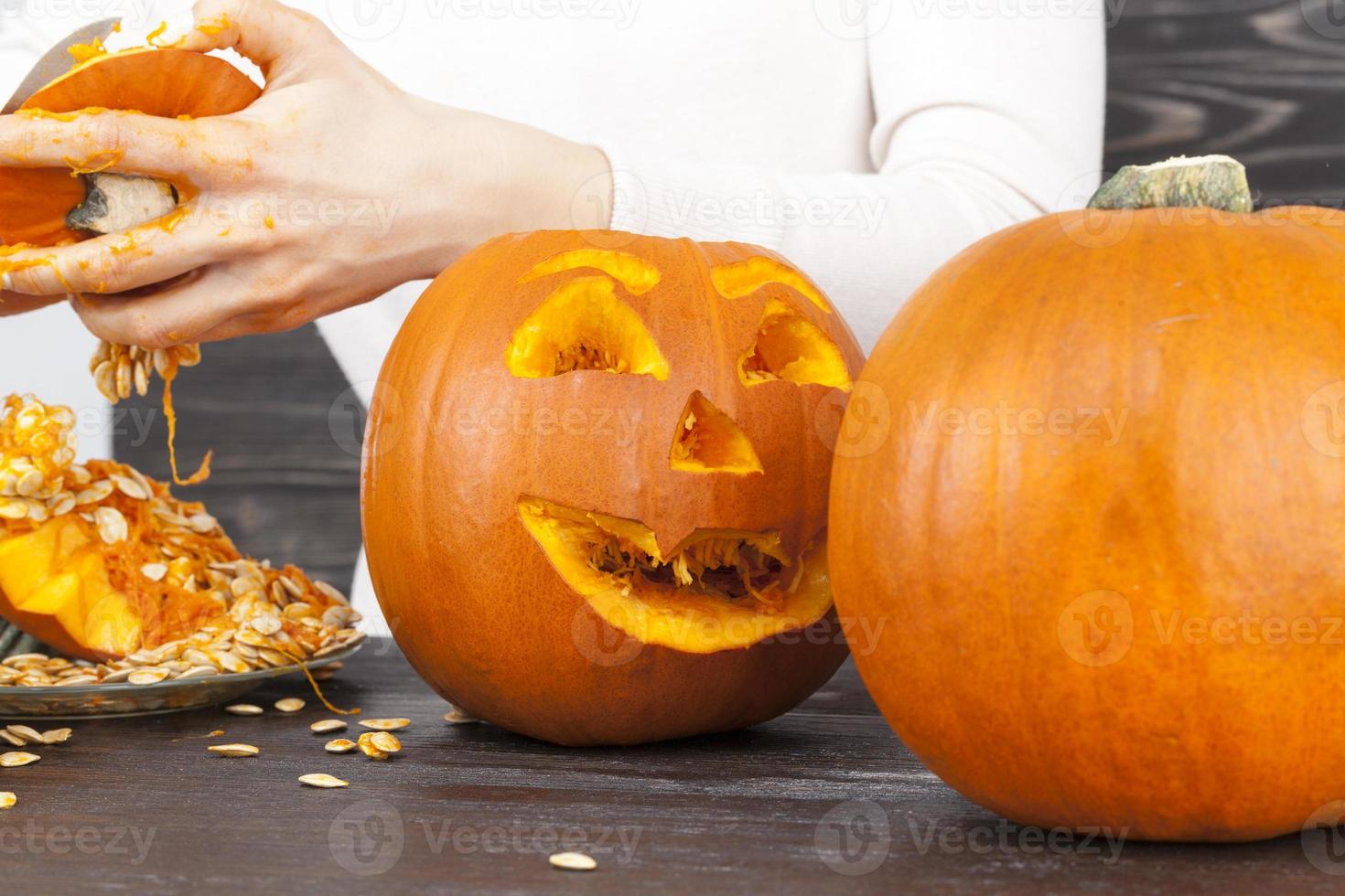 cortando una calabaza foto