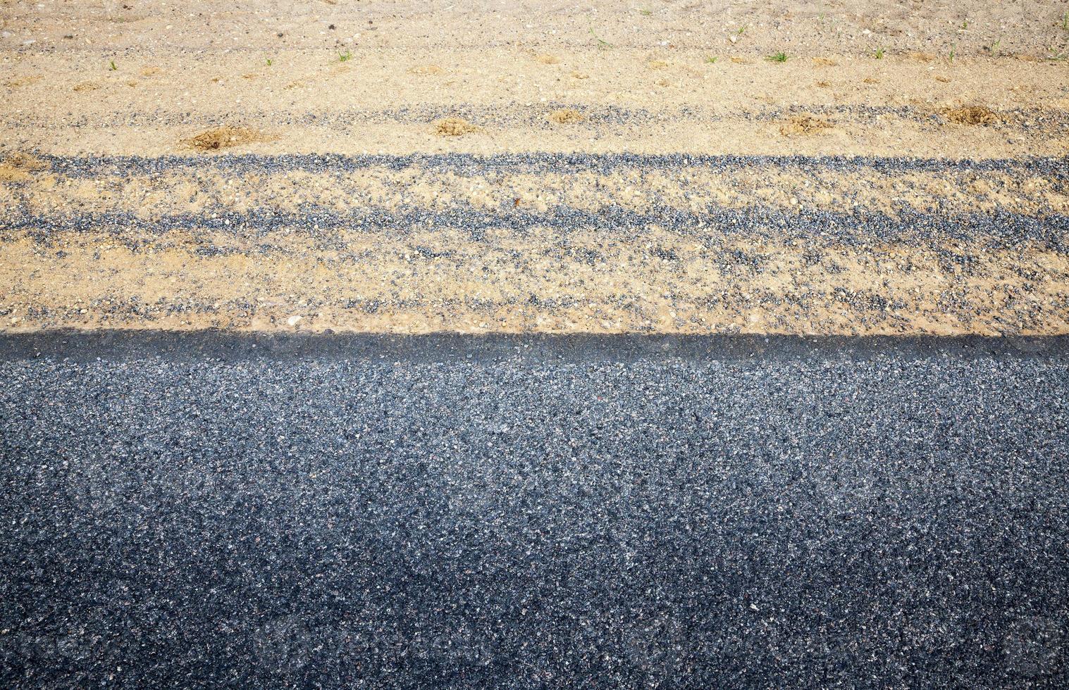 el borde de la carretera asfaltada con el lado de la carretera en asfalto, el lado de la arena, vista superior foto