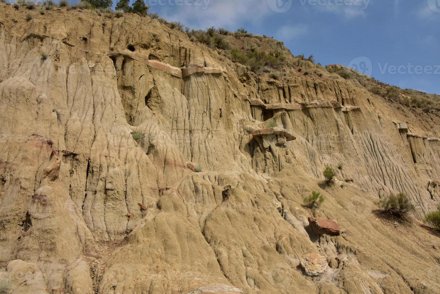 formaciones rocosas inusuales en badlands de dakota del norte foto