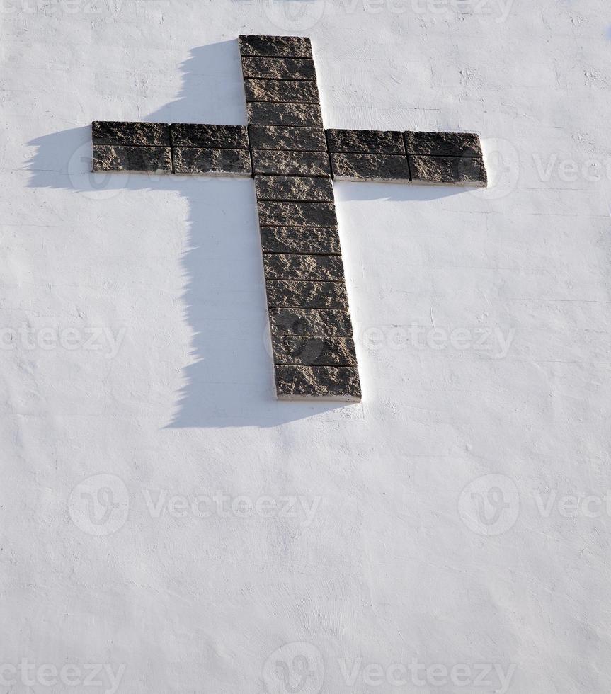 la cruz católica puesta de piedras en la iglesia católica. bielorrusia foto