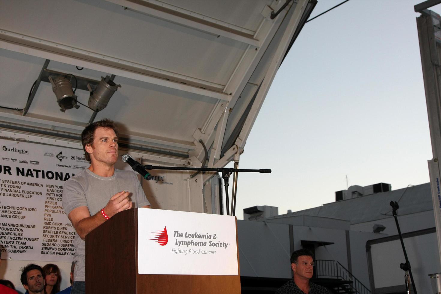 los angeles, 1 de oct - michael c hall llegando a la luz the night hollywood walk 2011 en los estudios sunset gower el 1 de octubre de 2011 en los angeles, ca foto