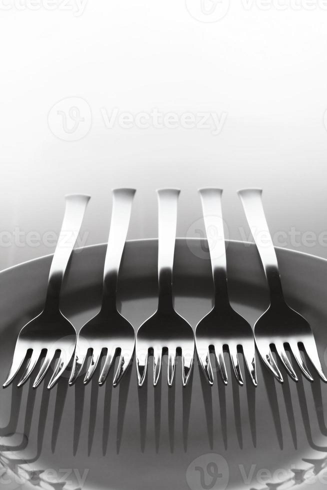 cinco tenedores y un plato foto