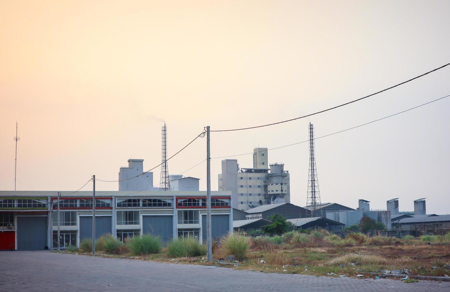 gresik, jawa timur, indonesia, 2022 - la vista desde fuera de la fábrica con la luz del atardecer desde la parte superior de la fábrica foto