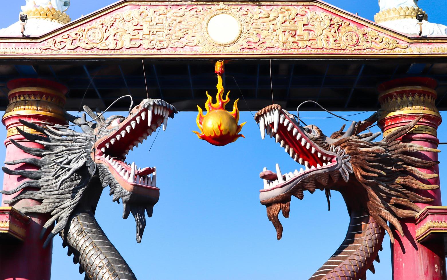 puerta grande con diseño de estatua de 2 dragones foto