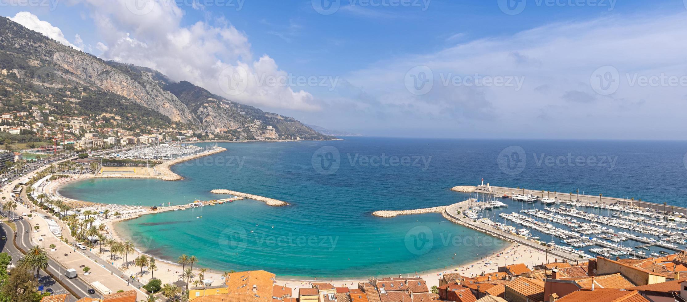 vista panorámica escénica del paseo marítimo de menton y de la ciudad histórica en la riviera francesa cote d azur foto