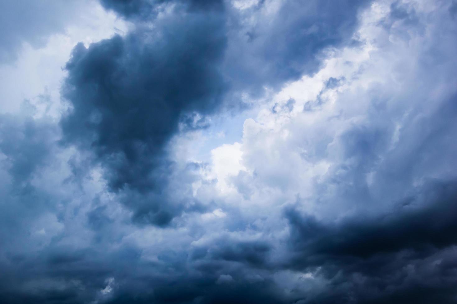 el cielo oscuro tenía nubes reunidas a la derecha y una fuerte tormenta antes de que lloviera. foto