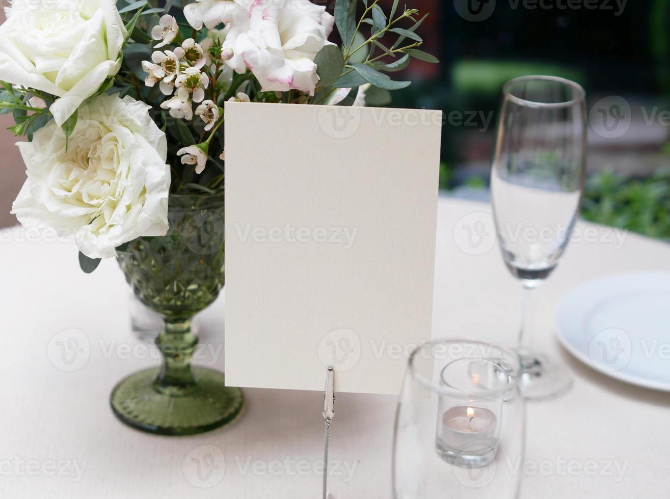 maqueta de tarjeta de espacio en blanco blanco con trazado de recorte foto