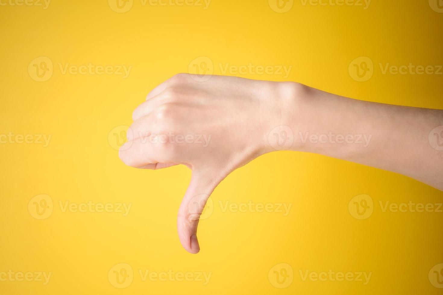 Manos con pulgar hacia arriba y abajo Stock Photo