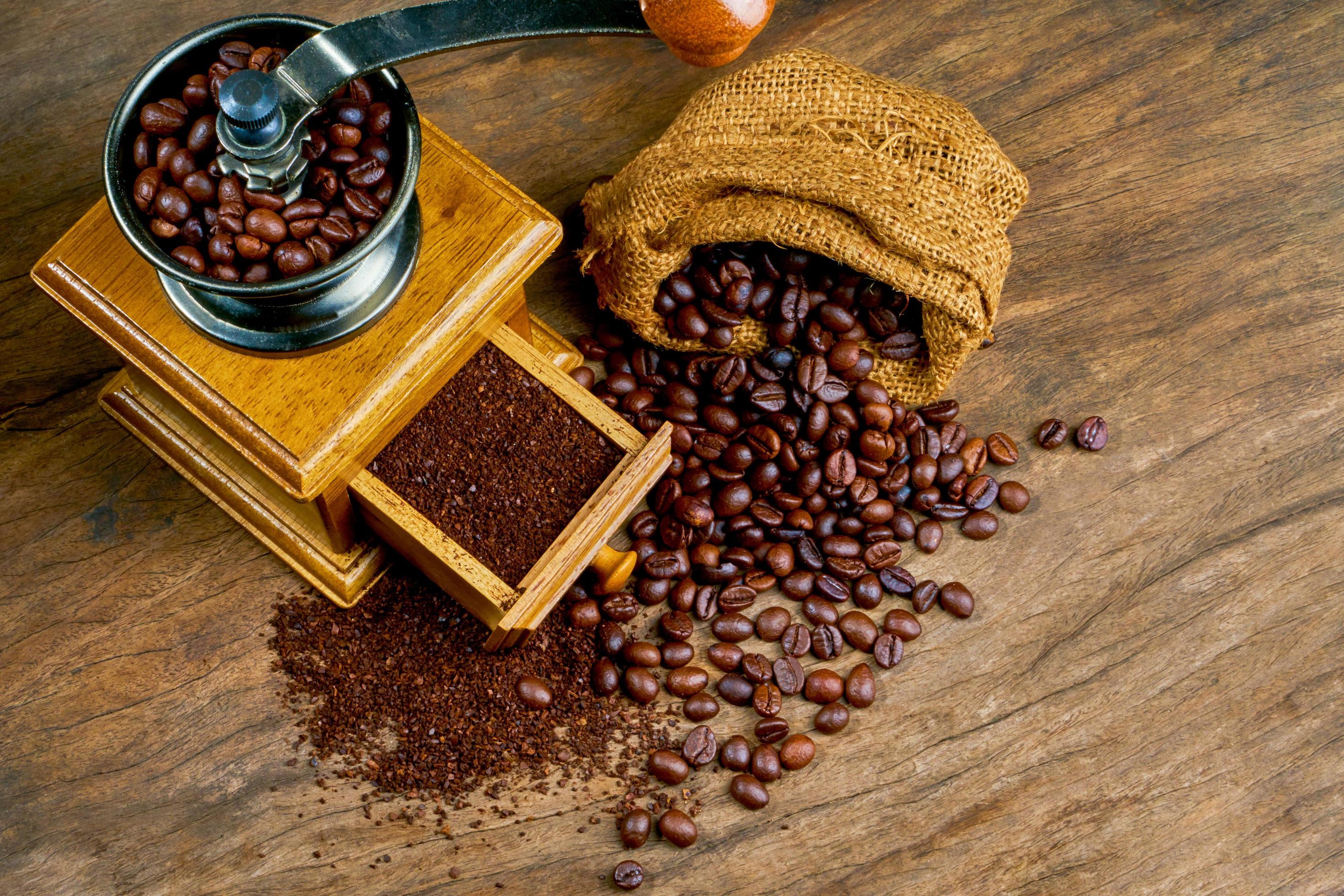 Coarse ground coffee bean in a coffee grinder Stock Photo - Alamy