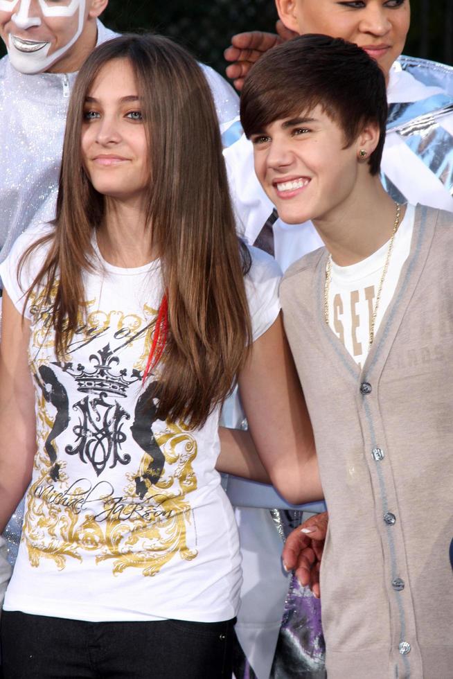 los angeles, 26 de enero - paris jackson, justin bieber en la ceremonia inmortalizada de huellas dactilares y huellas de michael jackson en el teatro chino graumans el 26 de enero de 2012 en los angeles, ca foto