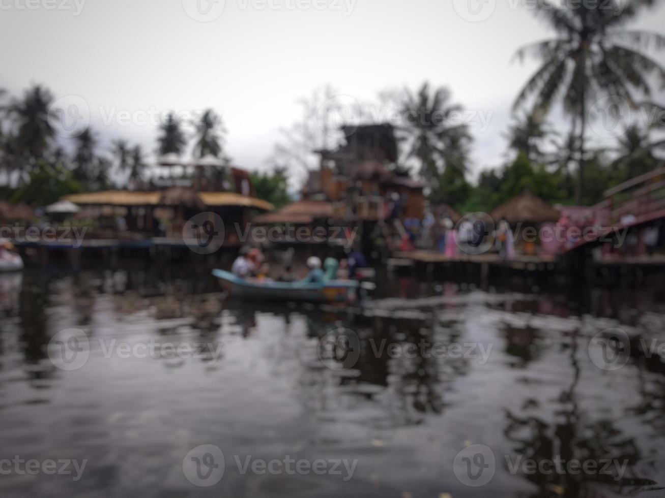 fondo abstracto desenfocado de un pueblo en un barco durante el día foto