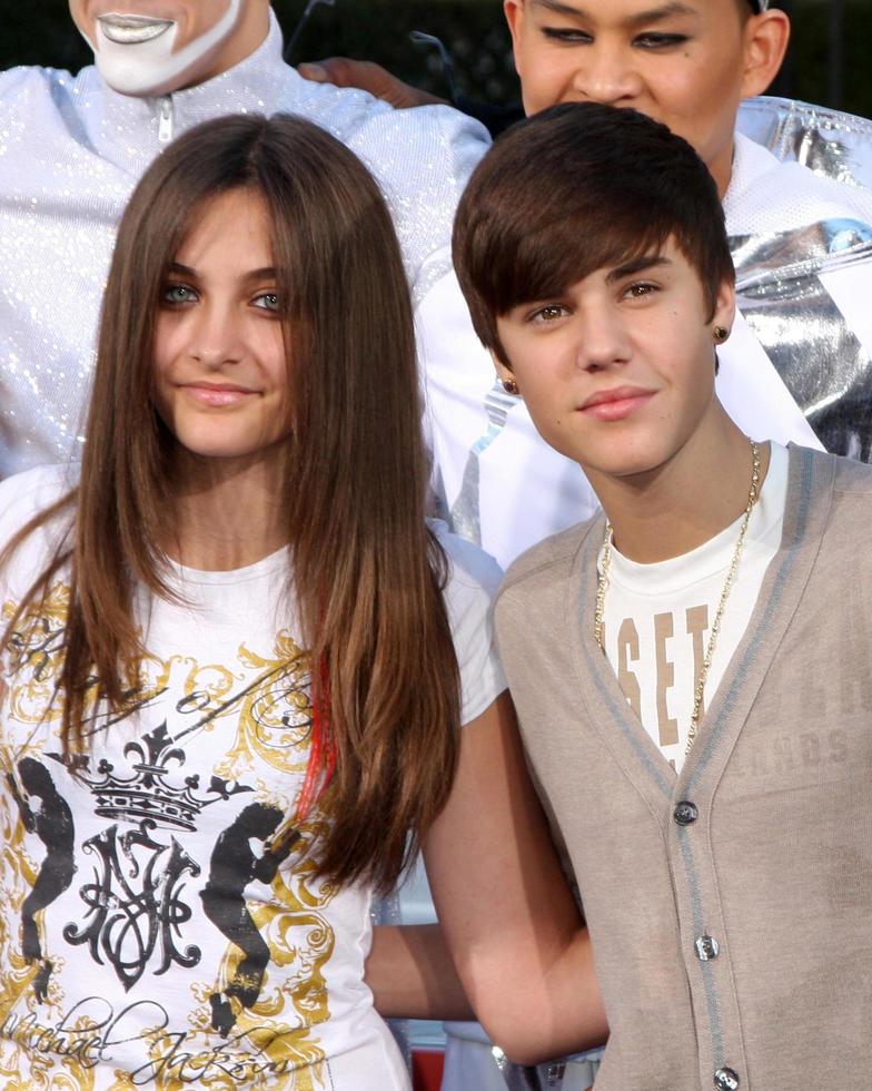 los angeles, 26 de enero - paris jackson, justin bieber en la ceremonia inmortalizada de huellas dactilares y huellas de michael jackson en el teatro chino graumans el 26 de enero de 2012 en los angeles, ca foto