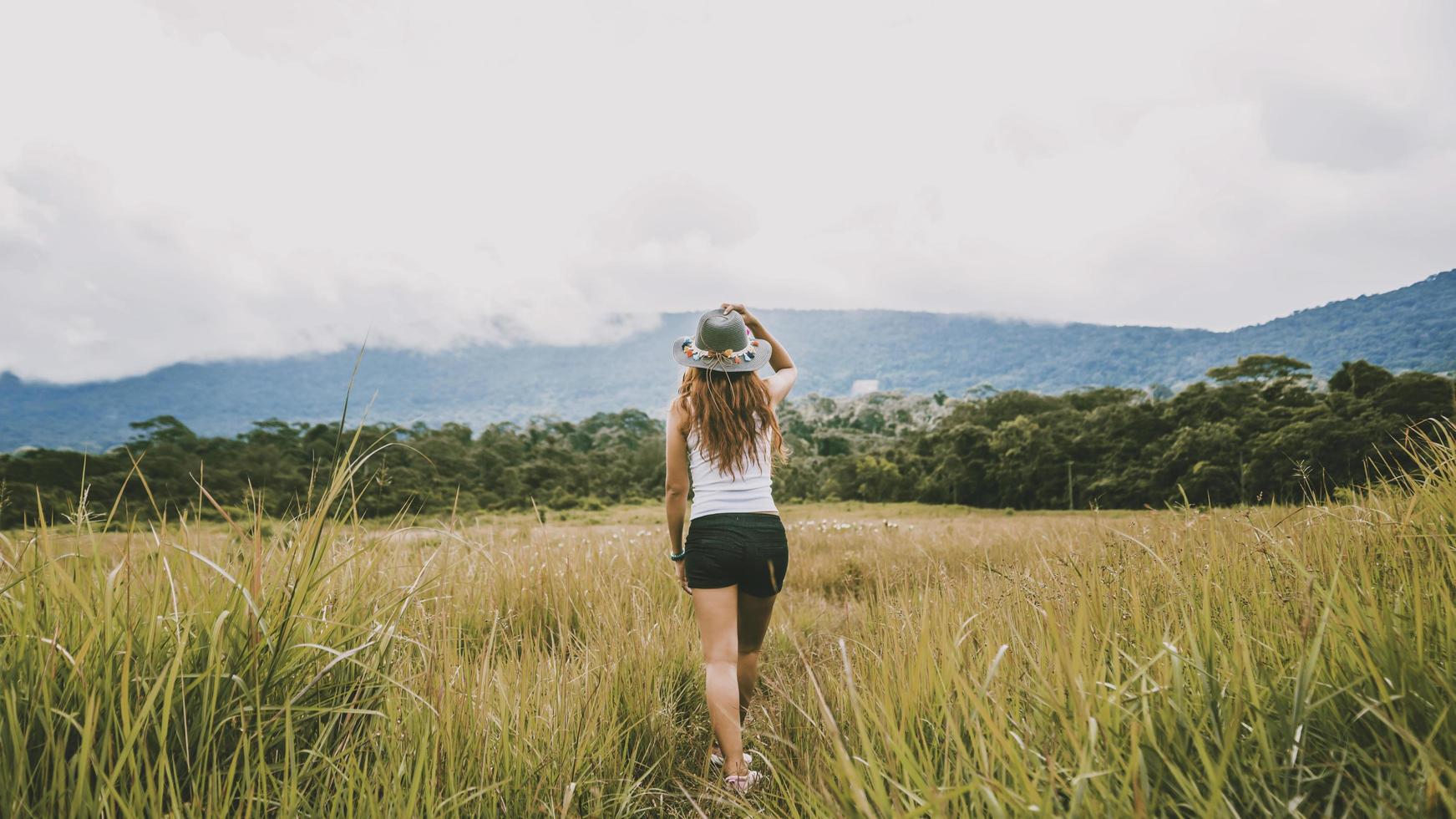 las mujeres asiáticas viajan relajarse en las vacaciones. en un prado verde. foto