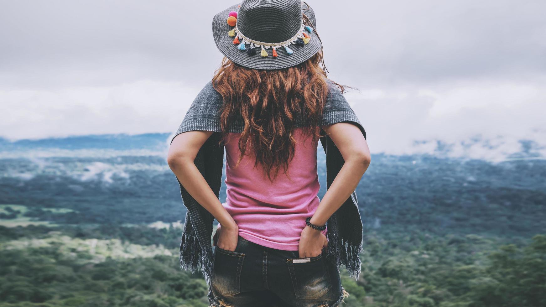 las mujeres asiáticas viajan relajarse en las vacaciones. de pie en la montaña. tailandia foto