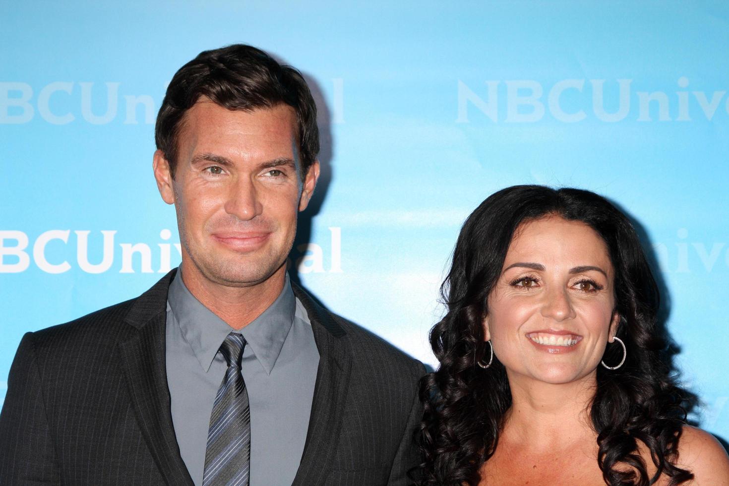 los angeles, 6 de enero - jeff lewis, jenni pulos llega a la fiesta tca de invierno universal all-star de nbc en el athenauem el 6 de enero de 2012 en pasadena, ca foto