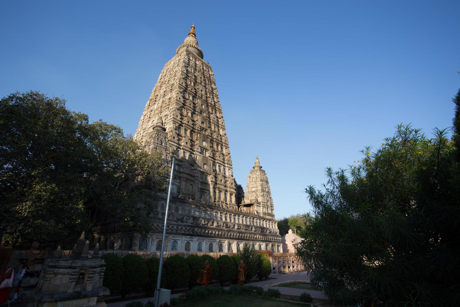 Mahabodhi temple, bodh gaya, India photo