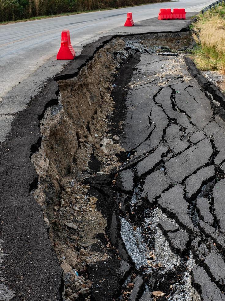 superficie agrietada de una carretera asfaltada foto