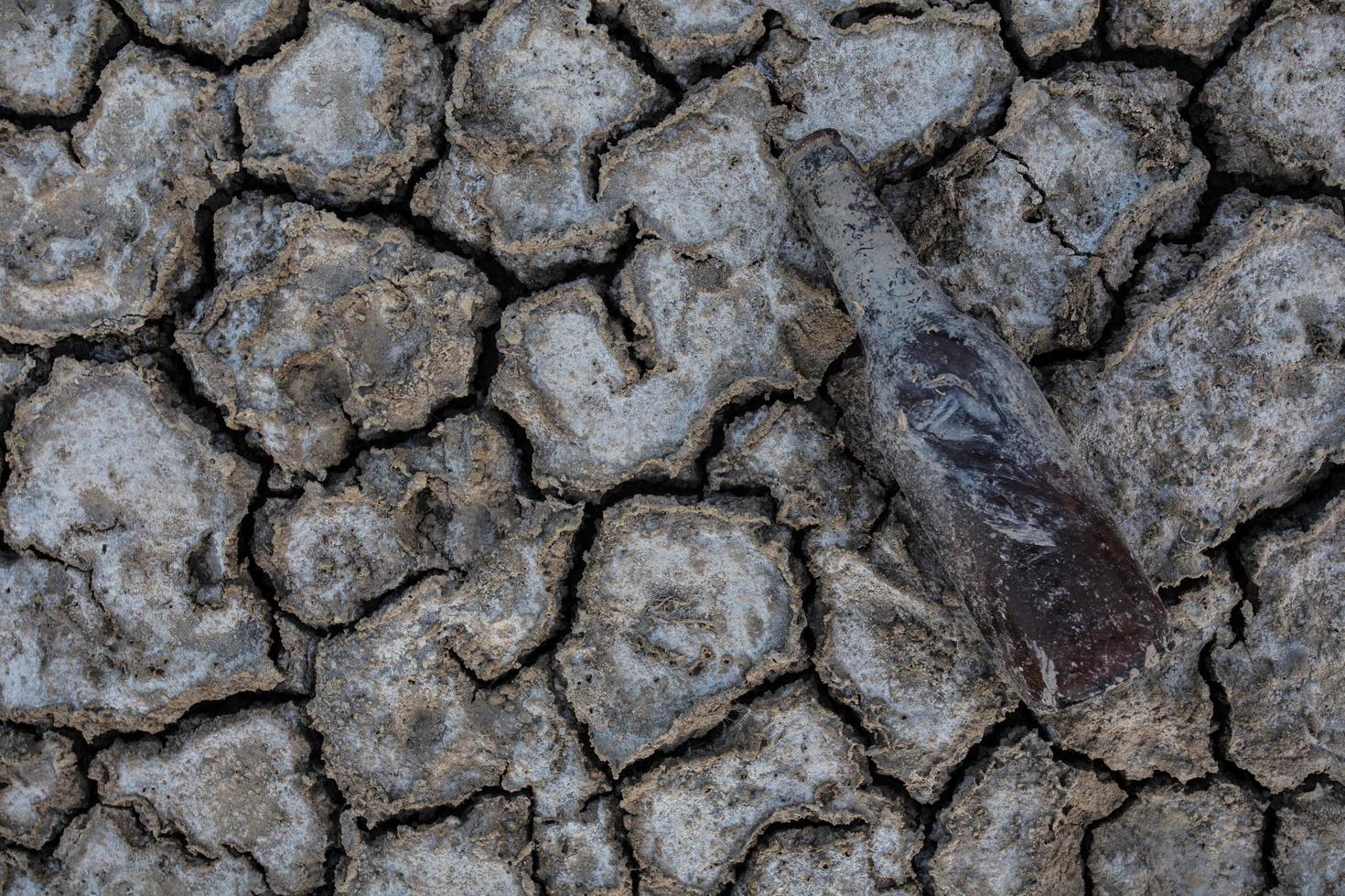 fondo de tierra seca agrietada o tierra durante la sequía foto