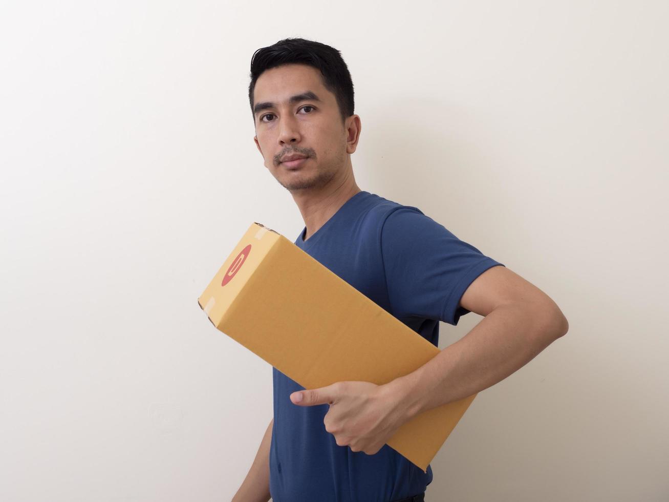 joven sosteniendo una caja aislada en un fondo blanco foto