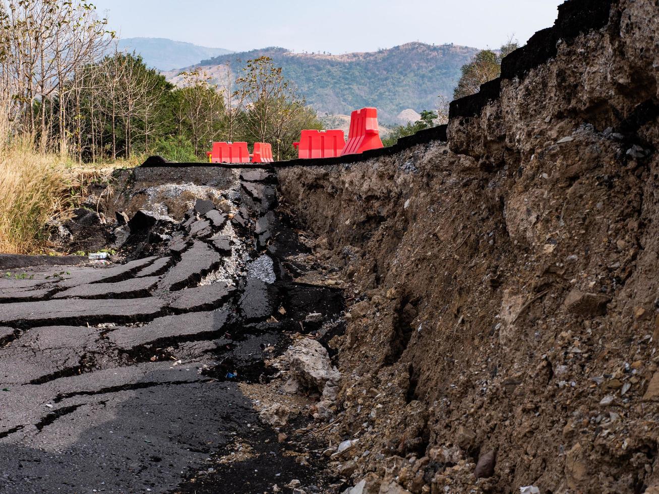 superficie agrietada de una carretera asfaltada foto